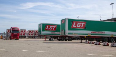 Fredrikshamn, Doğu Jutland, Danimarka limanındaki römorklar ve kamyonlar.