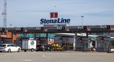 Stena Line feribot terminalinde Fredrikshamn, Jutland, Danimarka 'da kuyruk.