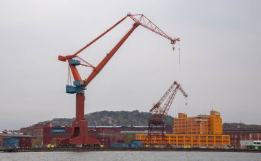 Göteborg, Vastergotland, İsveç 'teki Lindholmen' deki vinç ve binalar..