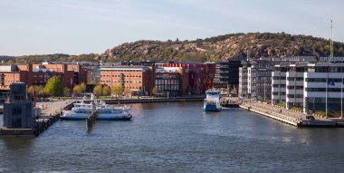 Göteborg 'un merkezindeki Lindholmen, Vastergotland, İsveç' teki yerel feribotlar..