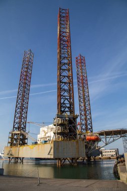 Kuzeybatı Jutland, Danimarka 'daki Hirtshals limanındaki Atlantik Amsterdam platformu.