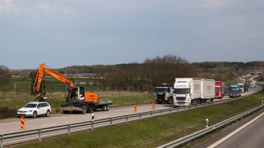 Varberg, Halland, İsveç yakınlarındaki E6-E20 otoyolunda geçici yol çalışması.