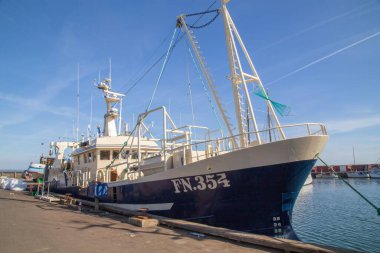 Danimarka, Jutland 'da Strandby limanında balıkçı teknesi..