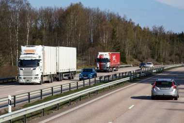 Halland, İsveç 'te Halmstad yakınlarında E6-E20 otoyolunda trafik var..