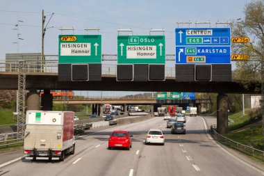 Tingstad tünelinin güney çıkışında, Gothenburg, İsveç 'te trafik var..