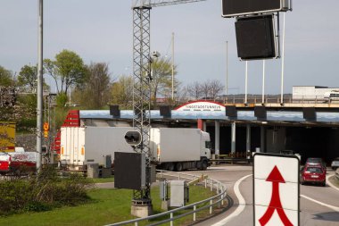 Tingstad tünelinin güney çıkışında, Gothenburg, Vastergotland, İsveç 'te trafik var..