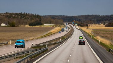 Halland, İsveç 'te Kungsbacka yakınlarında E6-E20 otoyolunda trafik.