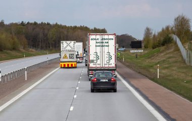 Halland, İsveç 'te Falkenberg yakınlarında E6-E20 otoyolunda trafik var..