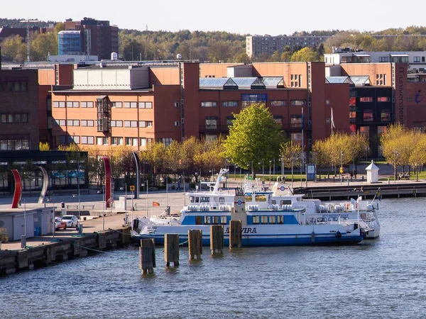 Göteborg 'un merkezindeki Lindholmen, Vastergotland, İsveç' teki yerel feribotlar..