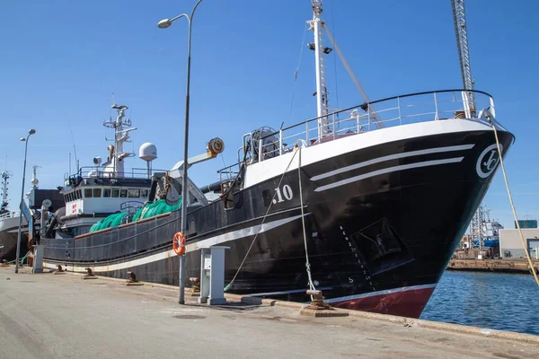Skagen, Jutland, İsveç limanında büyük bir balıkçı teknesi..