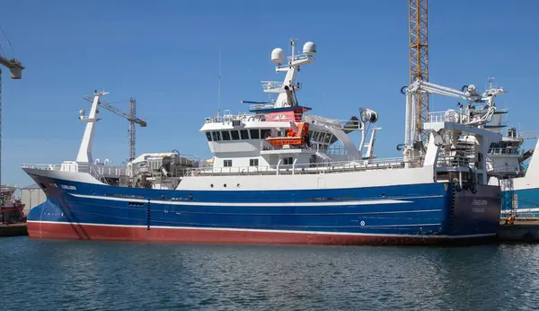 Skagen, Jutland, İsveç limanında büyük bir balıkçı teknesi..
