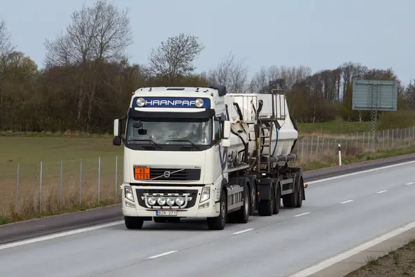 Falkenberg, Halland, İsveç yakınlarındaki E6-E20 otoyolunda trafik var..