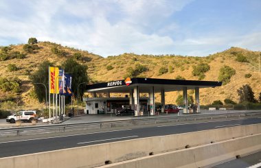 Endülüs, İspanya 'da bir yol kenarındaki Repsol benzin istasyonu..