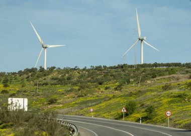 Endülüs, İspanya 'da tarım arazisinde rüzgar türbinleri.