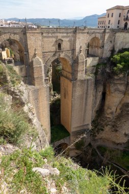 Kanyonun üzerindeki eski köprü Ronda, Endülüs, İspanya.