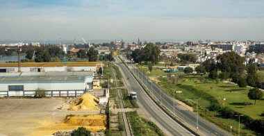 Sevilla, Endülüs, İspanya 'nın dış mahallelerinde trafik akışı.