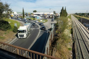Sevilla, Endülüs, İspanya 'nın dış mahallelerinde trafik akışı.