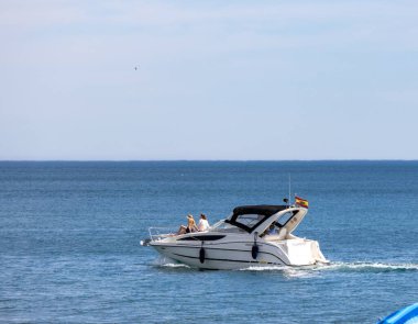 Akdeniz 'deki motorlu tekne Torremolinos, Endülüs, İspanya.