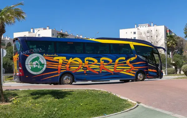 Torremolinos, Endülüs, İspanya 'da bir sokakta turist otobüsü.
