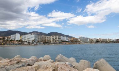 Benalmedena, Endülüs, İspanya 'daki limandan Torremolinos' a bakın.