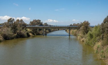 Guadalhorce nehri üzerindeki köprü Endülüs, İspanya 'da Malaga yakınlarındaki Guadalhorce' u ihtiva ediyor..