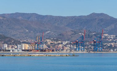 Malaga, Endülüs, İspanya limanındaki konteyner terminali..