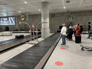 Malaga, Endülüs, İspanya 'daki Malaga Costa del Sol Havaalanı' nda bagaj taşıma.