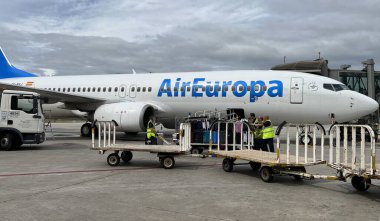 Malaga, Endülüs, İspanya 'daki Malaga Costa del Sol Havaalanı üzerindeki Europa Havaalanından gelen uçak..