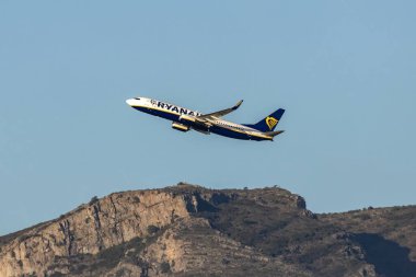 Malaga, Endülüs, İspanya 'daki Malaga Costa del Sol Havaalanı' ndan kalkan Ryanair uçağı.