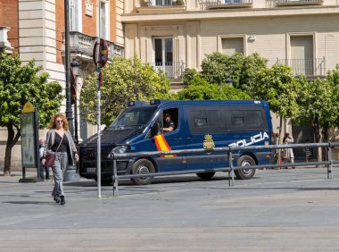 Polis aracı Sevilla, Endülüs, İspanya 'da bir sokakta.