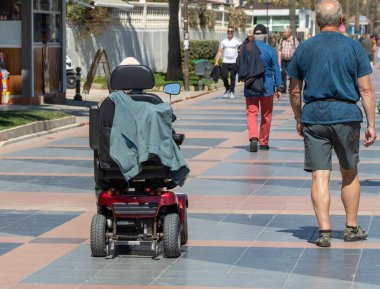 Torremolinos, Endülüs, İspanya 'daki gezinti güvertesinde gezginler.