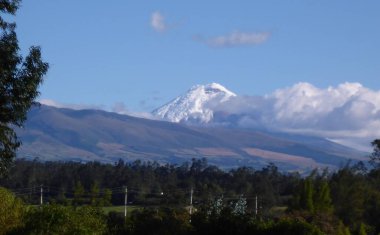 Ülkenin en yüksek ikinci dağı olan Cotopaxi volkanı (5897) kuzeyden, Ekvador, Güney Amerika 'dan görüldü..