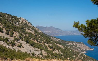 Yunanistan 'ın Karpathos adasının kolay kesimindeki Kyra Panagia köyündeki sahil şeridi.