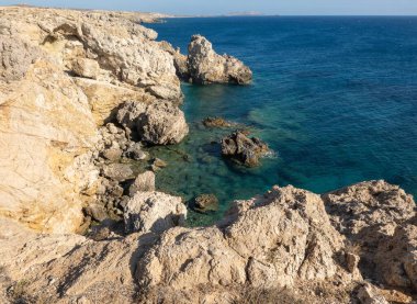 Yunanistan 'ın Karpathos kentinin güneybatısındaki Agios Theodoros sahilinde.