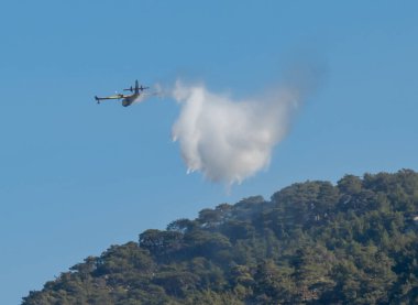 Yunanistan 'ın doğusundaki Karpathos bölgesindeki bir orman bölgesinde yangın söndürme amaçlı su bombaları. Eylül 2021.