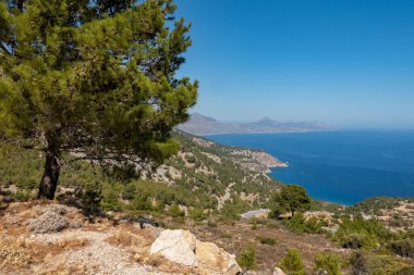 Yunanistan 'ın Karpathos adasının kolay kısmında Kyra Panagia köyü yakınlarındaki dağ.
