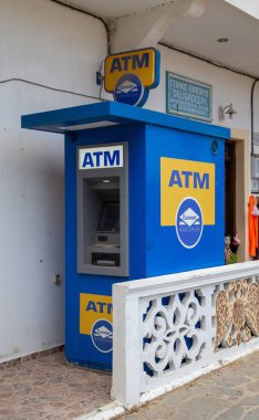  Yunanistan 'ın Karpathos adasının kuzey kesimindeki Olympos köyündeki ATM..