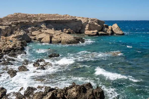 Yunanistan 'ın Karpathos adasının batı kesimindeki Lefkos Akdeniz' de kayalar.