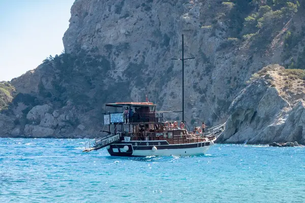 Yunanistan 'ın Karpathos adasının doğu kesiminde Apella' da tur teknesi.