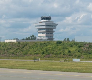Kopenhag, Danimarka 'daki Kastrup Havaalanı' ndaki hava trafik kontrol kulesi..