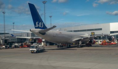 SAS 'tan kalkan Airbus A340, Kastrup Havaalanı, Kopenhag, Danimarka.