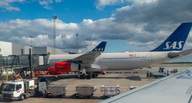 SAS 'tan kalkan Airbus A340, Kastrup Havaalanı, Kopenhag, Danimarka.
