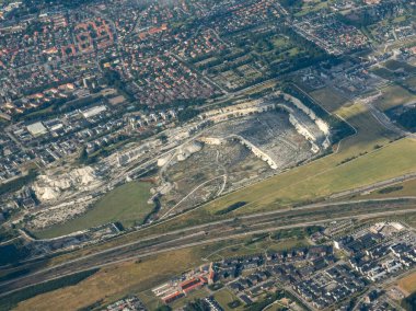 Limhamn 'ın İsveç, Malmö' deki kireçtaşı ocağının havadan görünüşü.