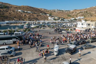 Yunanistan 'ın Mykonos adasındaki limanda gezginler.