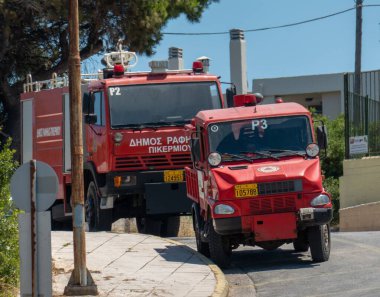 Yunanistan 'ın Rafina kentindeki bir sokakta itfaiye arabaları.