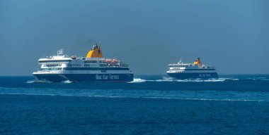 Yunanistan, Ege Denizi 'ndeki Naxos Adası yakınlarındaki feribotlar.
