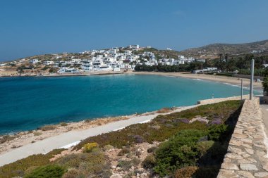 Donousa Adası 'ndaki sahil ve liman, Ege Denizi, Yunanistan.