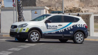 Güney İspanya 'da Tarifa Limanı' ndaki rıhtımda polis arabası..