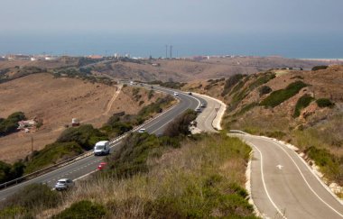 Güney İspanya 'da Tarifa yakınlarında, Cazalla' da ana yolda trafik var..