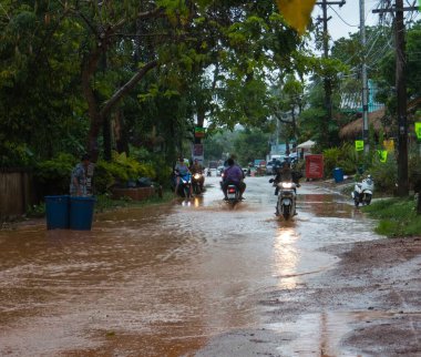 Tayland 'ın güneyindeki Koh Lanta Adası' nda sağanak yağmurdan sonra yol.